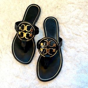 BLACK MILLER GOLD METAL LOGO SANDAL